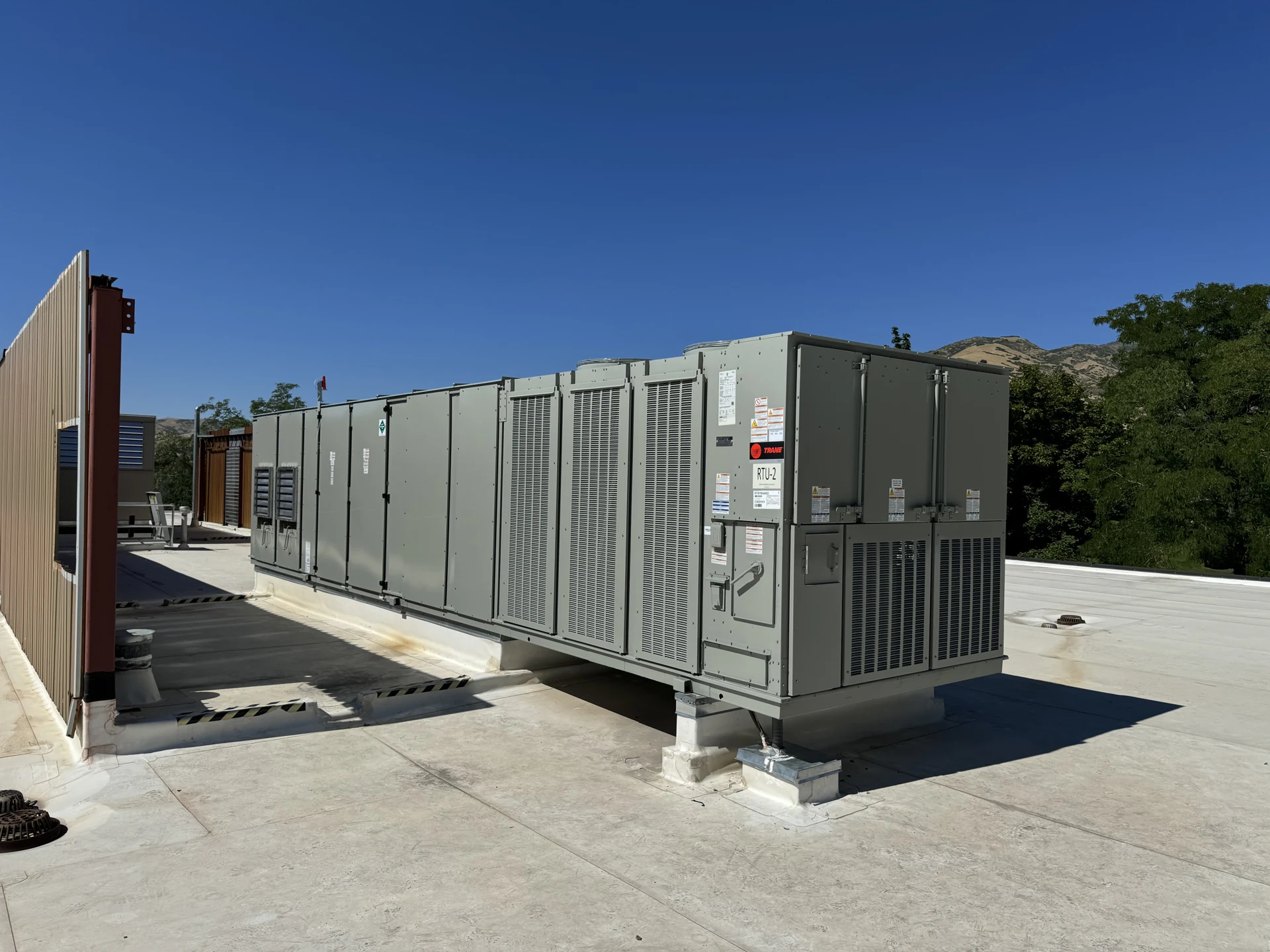 Commercial rooftop heating and cooling equipment